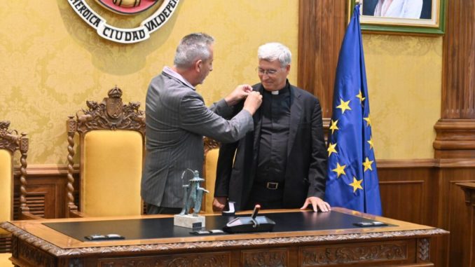 Valdepenas-entrega-el-titulo-de-Hijo-Predilecto-al-sacerdote-Amador-Pedro-Barrajon-Munoz