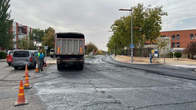 El-Ayuntamiento-de-Alcazar-inicia-las-obras-de-asfaltado-en-la-Avenida-de-la-Constitucion-y-calles-Dr.-Bonardell-y-Pintor-Antonio-Murat