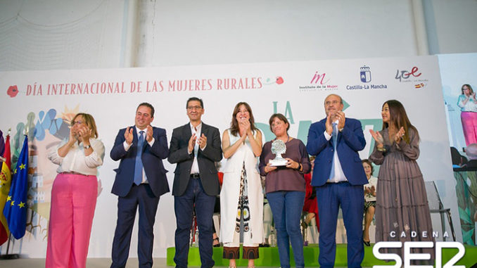 Teresa-Cuberes-recogio-su-galardon-como-Mujer-Rural-del-ano