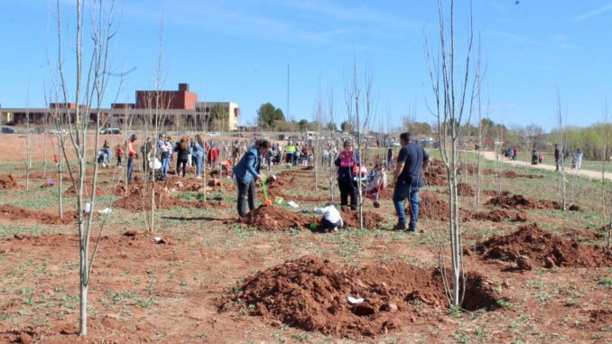 El-Bosque-de-la-Vida-sigue-creciendo-con-la-plantacion-de-230-arboles-de-las-familias-con-hijos-nacidos-en-2021-y-2022