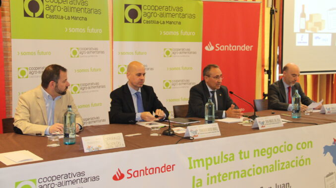 Gonzalo-Redondo-acompana-al-director-general-de-Empresas-en-una-jornada-sobre-internacionalizacion-de-Cooperativas-Agroalimentarias