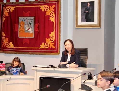 La-alcaldesa-de-Alcazar-de-San-Juan-recibe-a-un-grupo-de-escolares-del-CEIP-Jesus-Ruiz-en-su-visita-al-Ayuntamiento