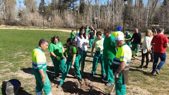 Medio-Ambiente-y-alumnado-de-educacion-especial-plantan-240-arboles-de-ribera-en-El-Peral