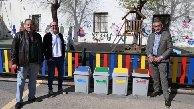 Valdepenas-inculca-el-reciclaje-en-los-colegios-instalando-48-contenedores-selectivos