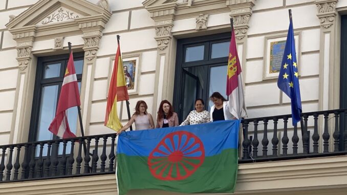 Alcazar-de-San-Juan-conmemora-el-Dia-Internacional-del-Pueblo-Gitano-con-la-colocacion-de-su-bandera-en-el-balcon-del-Ayuntamiento