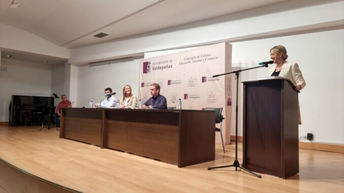 El-libro-‘101-relatos-del-periodismo-se-presenta-en-Valdepenas