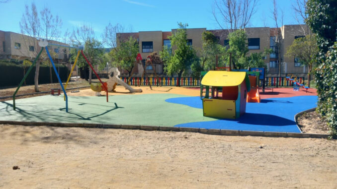 La-urbanizacion-Los-Encinares-estrena-estos-dias-su-renovadisimo-parque-infantil