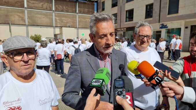 El-alcalde-de-Valdepenas-acompana-a-los-mayores-en-la-clausura-de-las-Olimpiadas-Senior