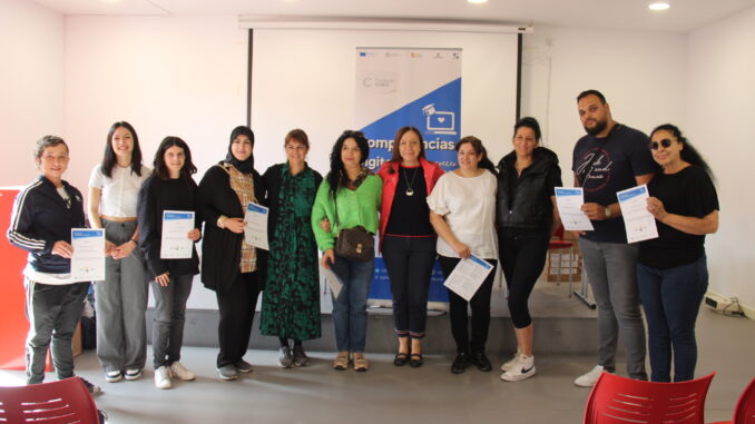 La-alcaldesa-entrega-los-diplomas-a-los-15-alumnos-graduados-en-el-Curso-de-Competencias-Digitales-de-Fundacion-Ceres