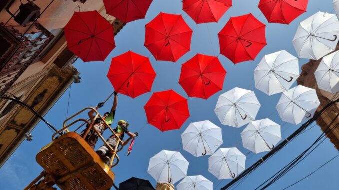 Valdepenas-abre-sus-paraguas-este-verano-con-diversos-colores-inspirados-en-la-obra-de-Mondrian