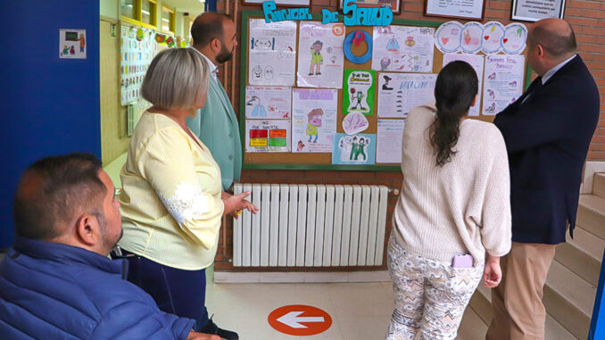 El-delegado-provincial-de-Sanidad-se-interesa-por-la-enfermera-escolar-del-CEIP-‘Virgen-del-Socorro