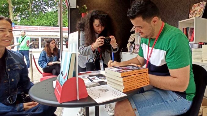 Fran-Lopez-firmo-en-la-Feria-del-Libro-de-Madrid-Para-ser-feliz-hay-que-ser-valiente