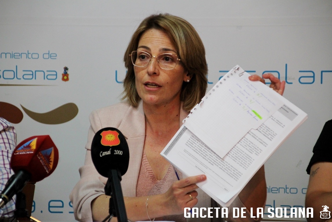 -La alcaldesa también mostró documentación durante su intervención