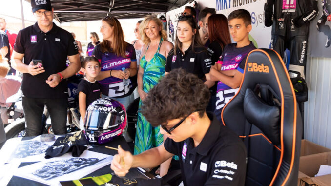 Argamasilla-de-Calatrava-se-confabula-con-las-motos-y-se-entrega-a-su-piloto-titular-David-Almansa