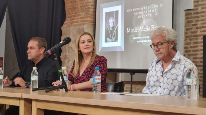 Vanessa-Irla-tilda-de-embajador-de-la-ciudad-al-artista-Miguel-Mejia-Valdepenero-Ausente-2023