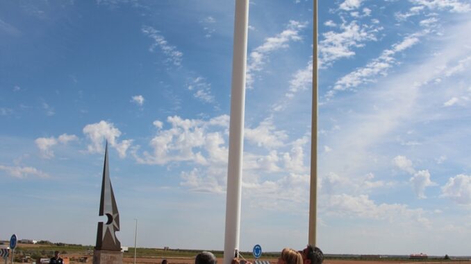 La-alcaldesa-izo-la-bandera-de-La-Solana-en-la-rotonda-de-la-Aguja