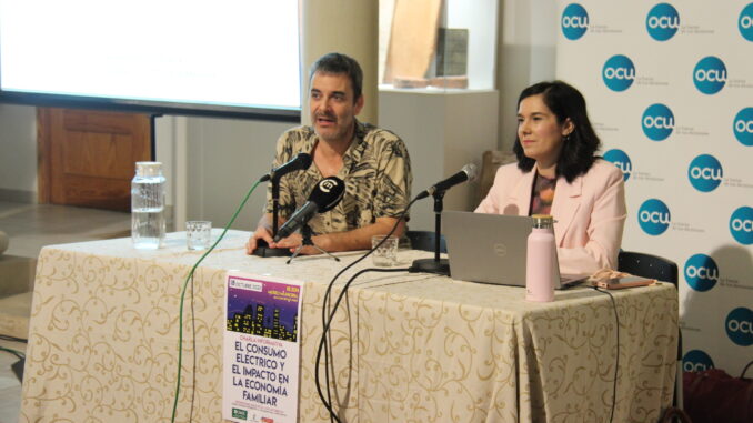 Celebrada-la-Charla-informativa-El-consumo-electrico-y-el-impacto-en-la-economia-familiar-organizada-por-la-OMIC