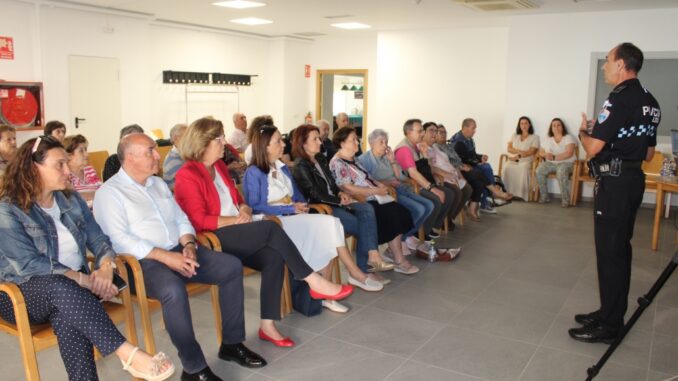 Charla-sobre-Educacion-Vial-en-el-Centro-de-Mayores-con-motivo-de-la-Semana-de-los-Mayores