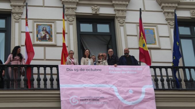 El-Ayuntamiento-de-Alcazar-de-San-Juan-despliega-una-pancarta-rosa-en-conmemoracion-del-Dia-Mundial-del-Cancer-de-Mama