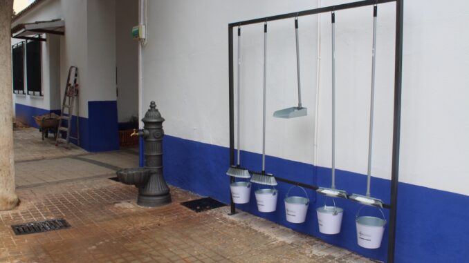 El-Ayuntamiento-de-Alcazar-de-San-Juan-instala-puntos-de-material-de-limpieza-en-el-Cementerio