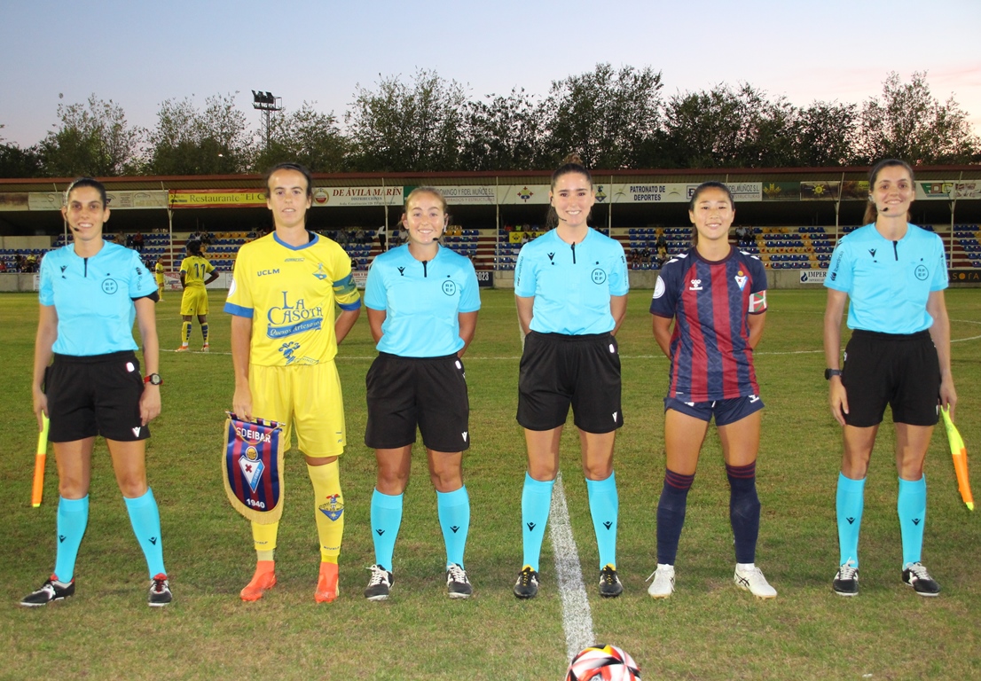 foto ff eibar2 -Capitanas y trío arbitral FF-Eibar 11-10-23