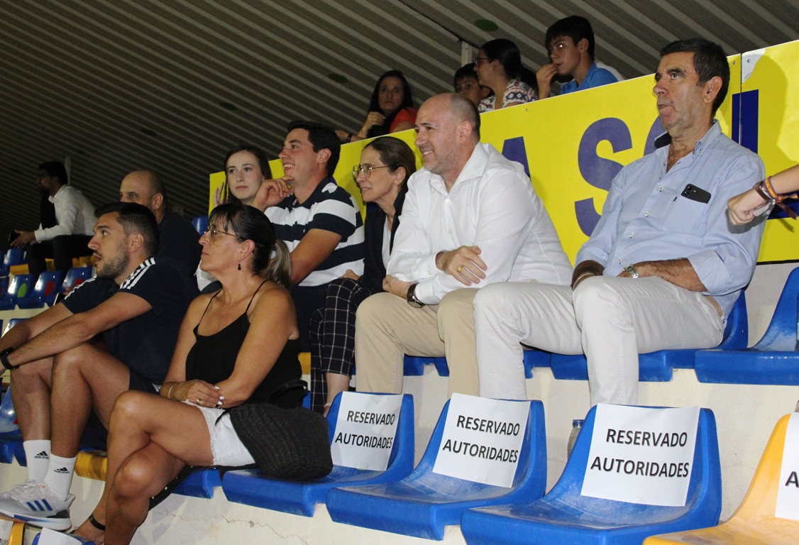 foto ff eibar-3 -Palco de autoridades durante el partido en La Moheda