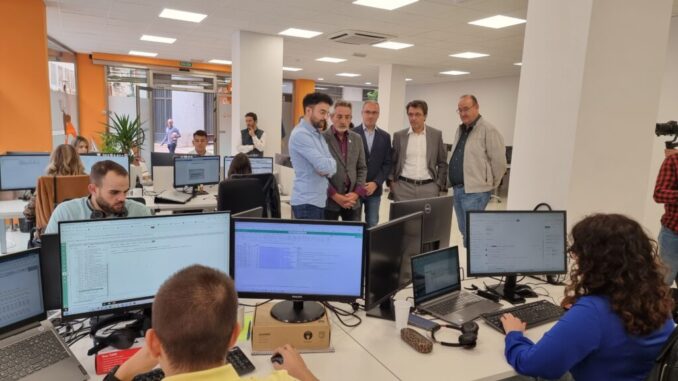 El-alcalde-inaugura-las-nuevas-oficinas-de-Savia-la-empresa-que-emplea-a-35-jovenes-en-Valdepenas