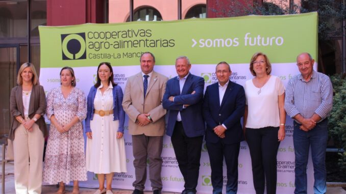 El-consejero-de-Agricultura-visita-al-Consejo-Rector-de-Cooperativas-Agro-Alimentarias-junto-con-Rosa-Melchor