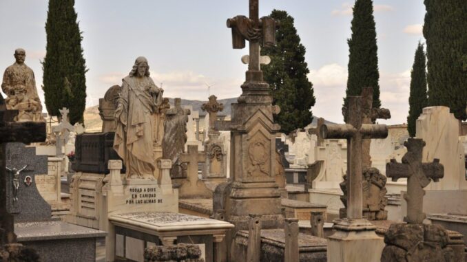 La-historia-del-cementerio-la-muerte-ibera-o-la-cronica-negra-rutas-para-el-Dia-de-Todos-los-Santos-en-Valdepenas