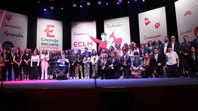 36-protagonistas-de-la-comunidad-educativa-reciben-un-galardon-en-el-Dia-de-la-Ensenanza-2023-celebrado-en-Alcazar-de-San-Juan