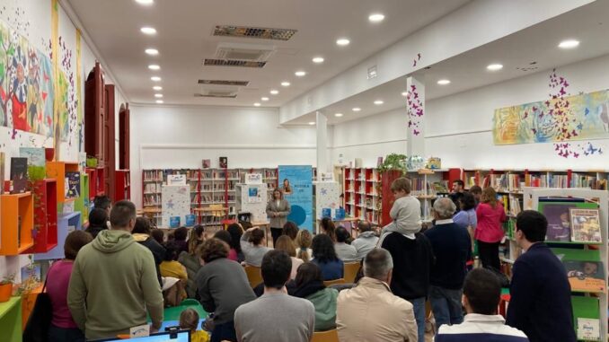 La-docente-Rocio-Gonzalez-presenta-Merida-la-reina-de-los-mares-limpios-en-la-Biblioteca-Infantil-de-Alcazar-de-San-Juan