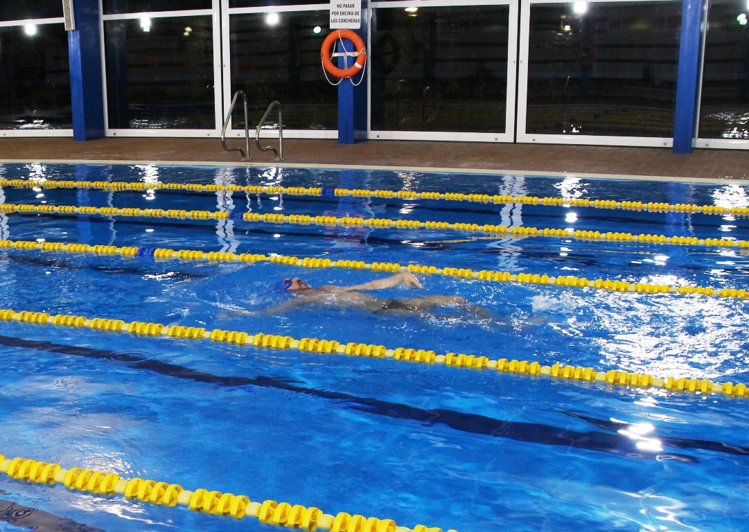 -Primeros bañistas este martes en la piscina