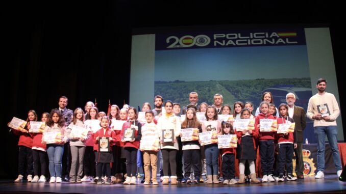 Mas-de-1.300-escolares-participan-en-el-V-Concurso-de-Dibujo-‘La-Policia-Nacional-tu-ciudad-y-la-Navidad