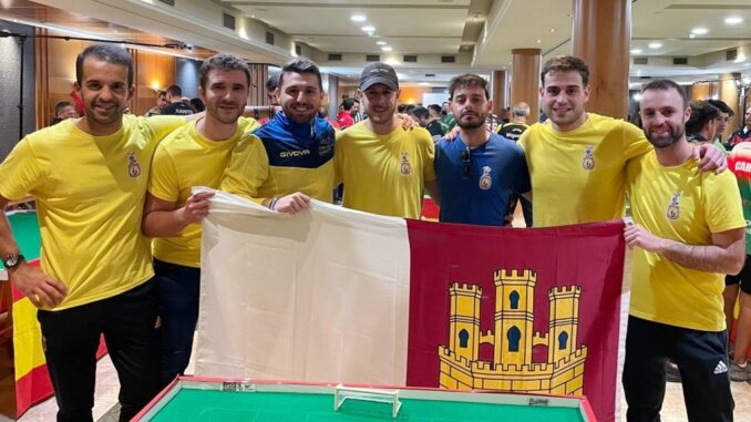 Pedro-Sevilla-y-Santi-Ortiz-subcampeones-de-Espana-de-futbol-chapas