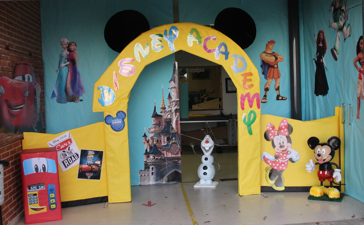 Foto Entrada al colegio con la temática de Disney - Entrada al colegio con la temática Disney