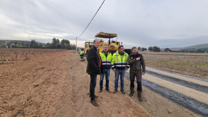 El-Ayuntamiento-de-Valdepenas-asfalta-el-camino-de-La-Atalayuela-con-una-inversion-de-115.000-euros