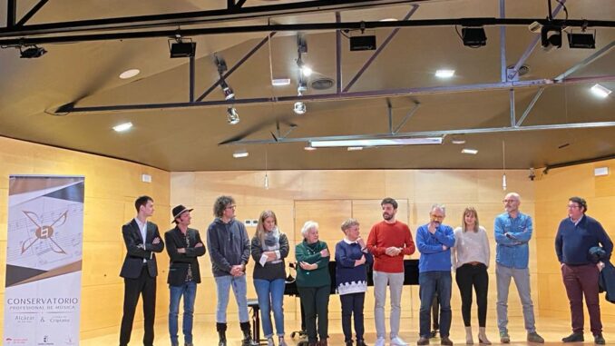 El-cineasta-Hugo-de-la-Riva-proyecta-su-cortometraje-nominado-a-los-Goya-2024-Manana-Volvere-en-el-Conservatorio-Profesional-de-Musica-de-Alcazar