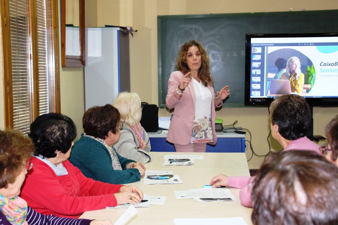 foto bizum -Un momento del aula abierta sobre uso del bizum