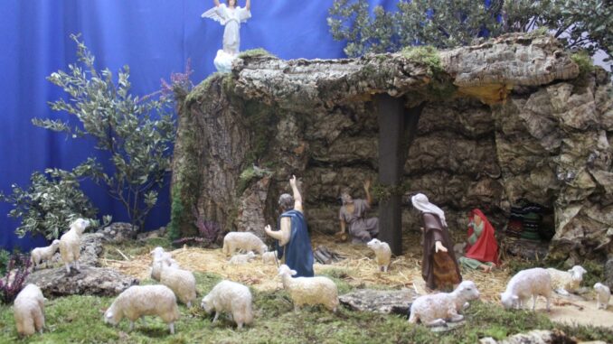 La-Hermandad-del-Santo-Entierro-inaugura-su-Belen