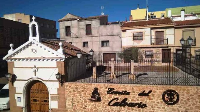 La-Virgen-de-las-Angustias-renueva-sus-estatutos-y-estrena-rotulo-en-el-Calvario