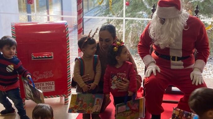Los-ninos-y-ninas-de-la-Escuela-Municipal-Infantil-de-Cachiporro-reciben-con-asombro-a-Papa-Noel