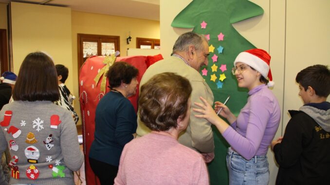 divNinos-y-mayores-comparten-sus-Suenos-de-Navidaddiv