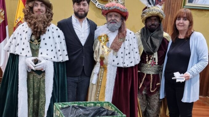 Sus-Majestades-de-Oriente-reparten-4.000-euros-en-el-sorteo-de-‘Valdepenas-te-regala-Navidad