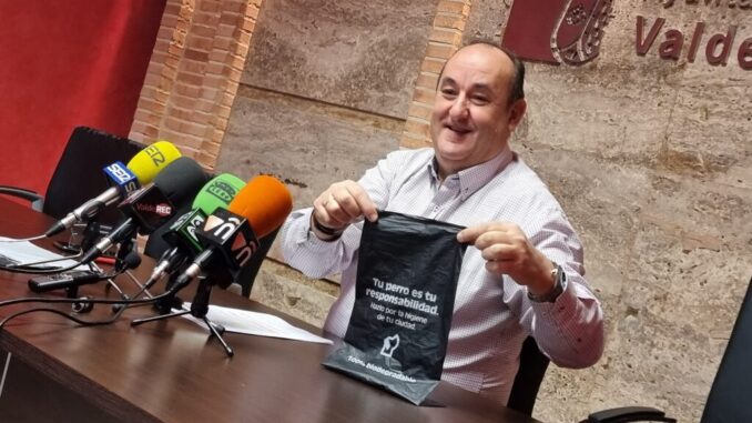 Valdepenas-hace-entrega-gratuita-de-bolsas-higienicas-100-biodegradables-a-propietarios-de-canes