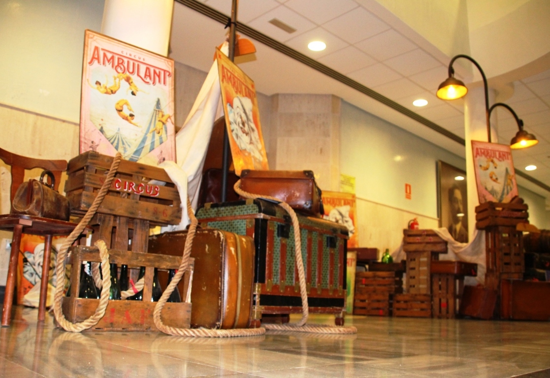 -Enseres de los circos de antaño en el hall del Tomás Barrera