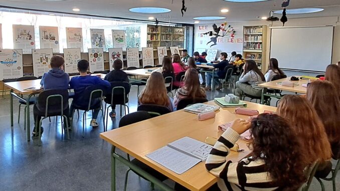 El-IES-C.-Campoamor-clausura-una-exposicion-sobre-el-papel-de-la-quimica