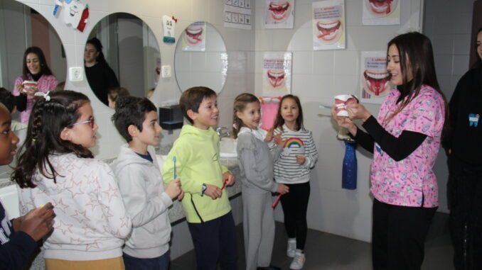 El-alumnado-del-CEIP-Jesus-Ruiz-participa-en-una-jornada-de-promocion-de-la-higiene-bucodental-en-la-EFA-El-Gamonal