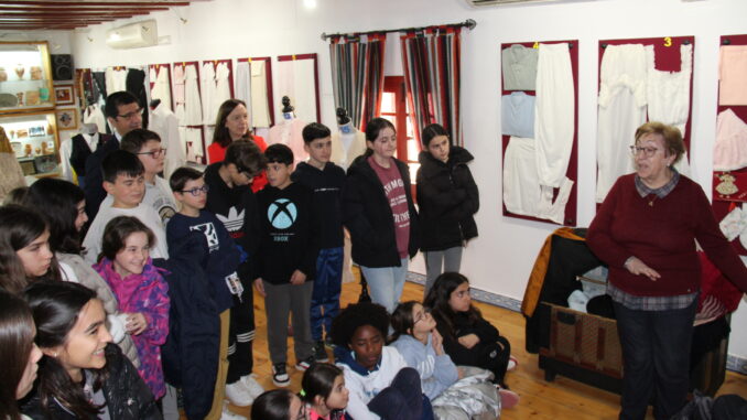 La-alcaldesa-visita-el-Taller-de-Folklore-junto-con-el-vicepresidente-segundo-de-Castilla-La-Mancha