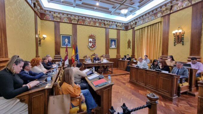 La-corporacion-municipal-de-Valdepenas-cambia-con-Candido-Simarro-saliendo-del-PP-para-ser-edil-no-adscrito
