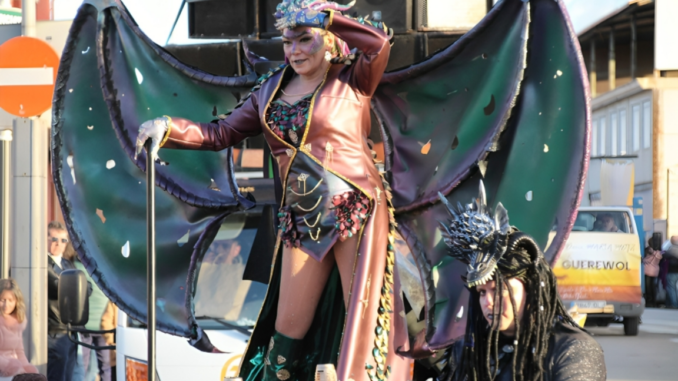 Mil-ochocientos-participantes-en-el-mayor-desfile-de-carrozas-que-se-recuerda